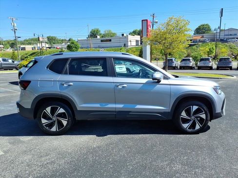 Used 2025 Volkswagen Taos SE AWD/4WD image 4