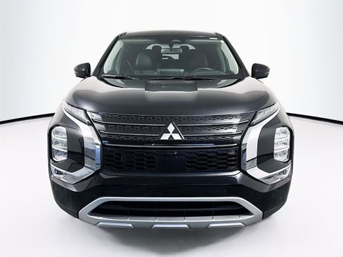 Used 2024 Mitsubishi Outlander SE image 2