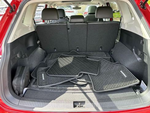 Used 2023 Volkswagen Tiguan SE w/ Panoramic Sunroof Package image 9