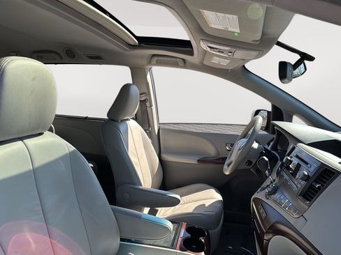 Used 2012 Toyota Sienna XLE image 14