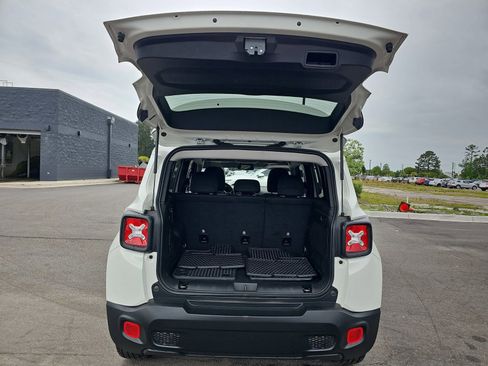 Used 2023 Jeep Renegade Latitude w/ Sun/Sound Group AWD/4WD image 14