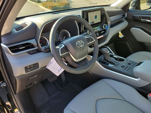 New 2026 Toyota Highlander XLE image 16