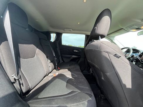 Used 2019 Jeep Cherokee Latitude w/ Popular Appearance Group AWD/4WD image 20