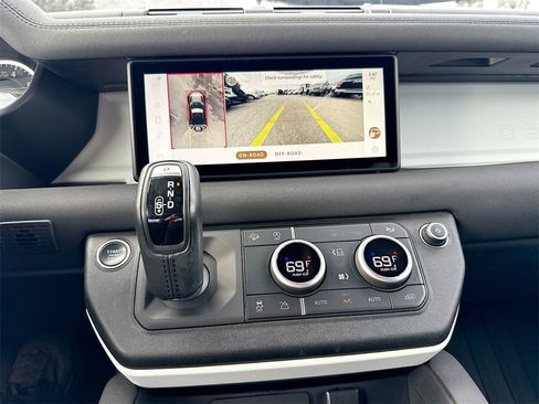 Used 2023 Land Rover Defender 90 SE image 15