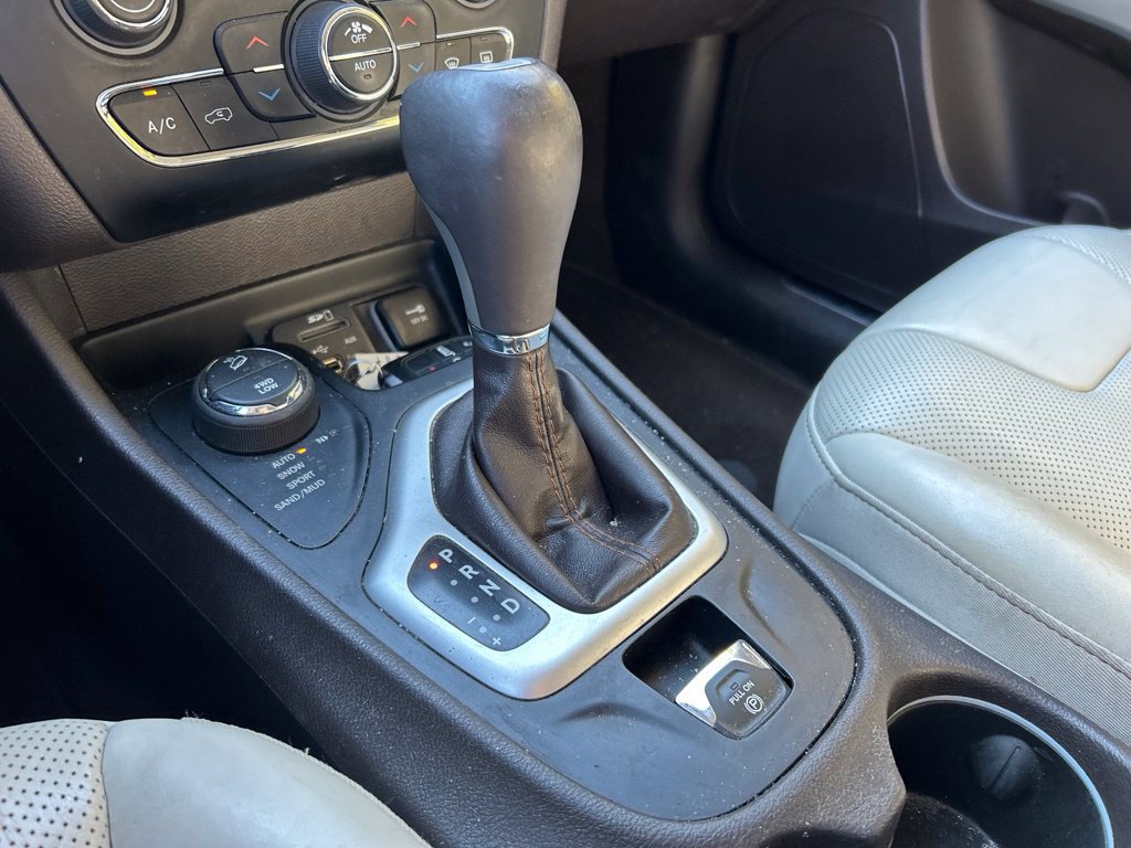 Used 2017 Jeep Cherokee Overland AWD/4WD image 26