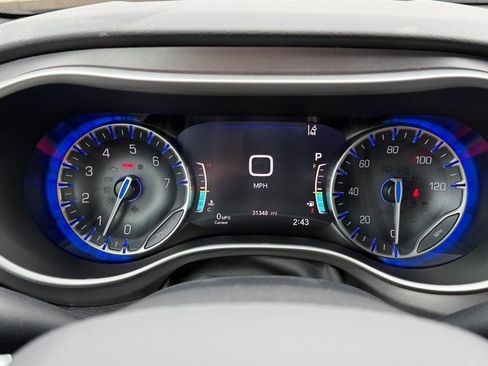 Used 2025 Chrysler Pacifica Select FWD image 32