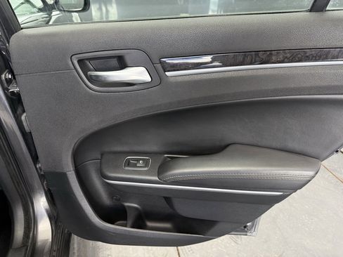 Used 2019 Chrysler 300 Limited image 54