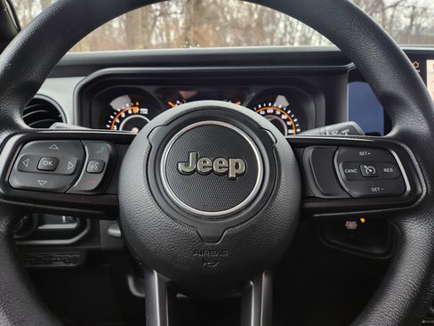 Used 2025 Jeep Gladiator Nighthawk image 24