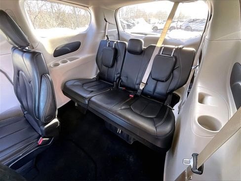 Used 2023 Chrysler Pacifica Touring-L image 16