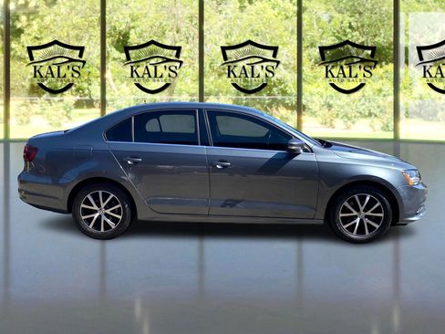 Used 2017 Volkswagen Jetta SE image 4