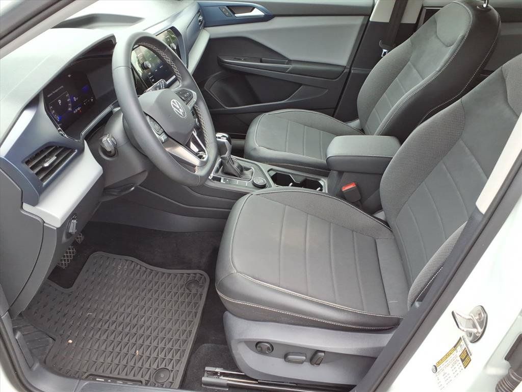 Used 2022 Volkswagen Taos SE w/ Panoramic Sunroof Package FWD image 12