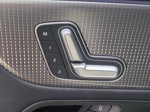 Used 2023 Mercedes-Benz EQB 300 4MATIC image 22