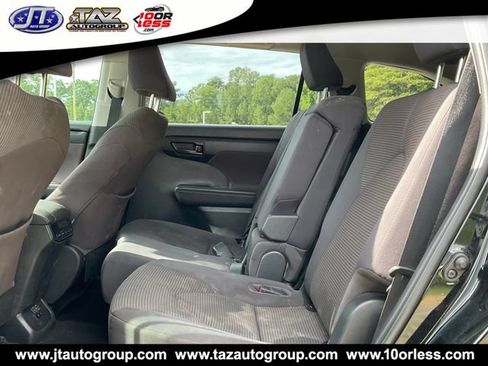 Used 2021 Toyota Highlander LE FWD image 3