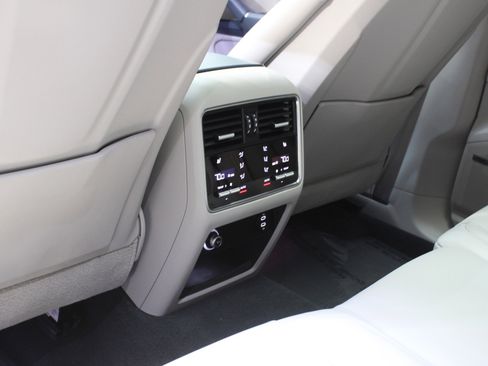 Used 2023 Porsche Cayenne Platinum Edition image 39