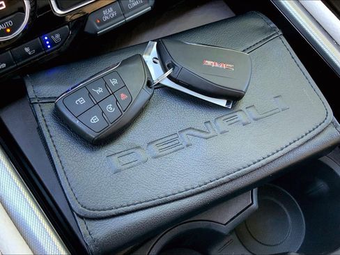 Used 2021 GMC Yukon Denali w/ Denali Premium Package AWD/4WD image 11