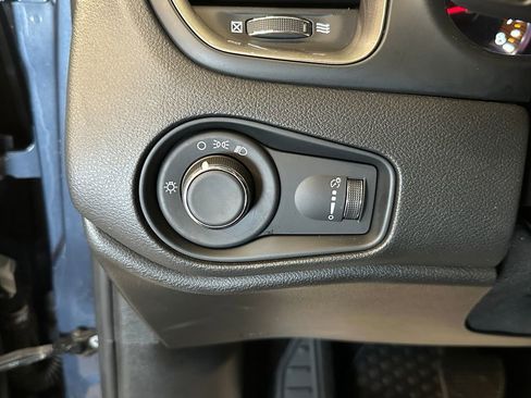 Used 2023 Jeep Renegade Latitude AWD/4WD image 17
