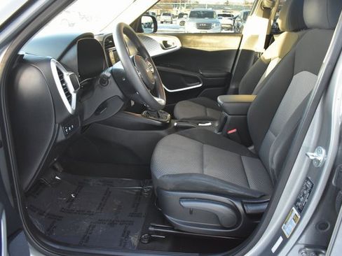 Used 2023 Kia Soul LX image 13