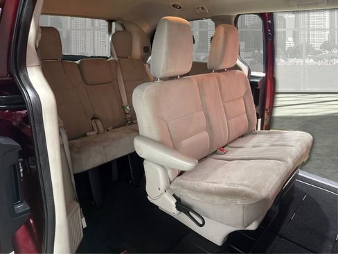 Used 2018 Dodge Grand Caravan SE w/ UConnect Hands-Free Group image 16