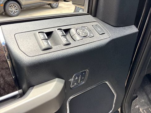 Used 2018 Ford F250 Lariat w/ Lariat Value Package AWD/4WD image 12
