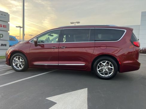 Used 2018 Chrysler Pacifica Limited image 19