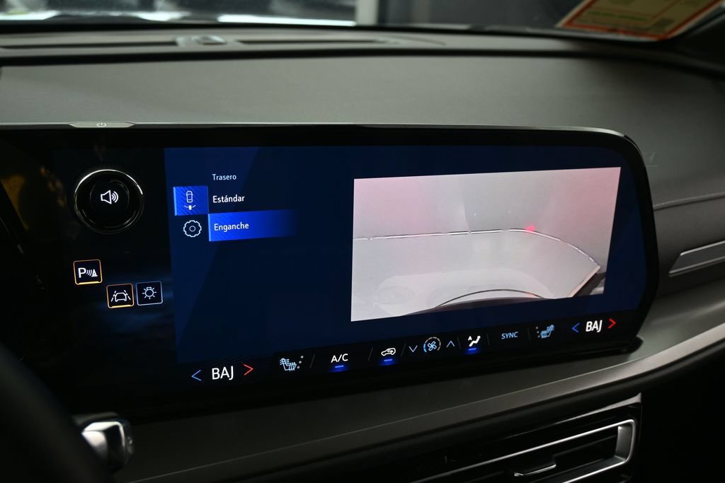 Used 2026 Chevrolet Traverse LT FWD image 18