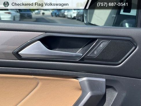 Used 2024 Volkswagen Tiguan SE w/ Panoramic Sunroof Package AWD/4WD image 15