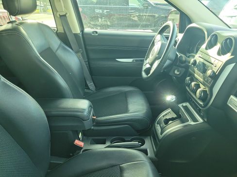Used 2016 Jeep Compass Latitude FWD image 10