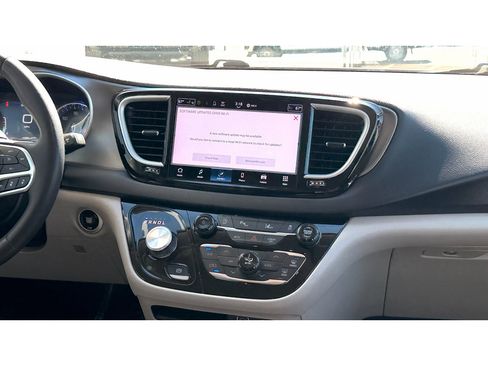 Used 2023 Chrysler Pacifica Touring-L FWD image 13