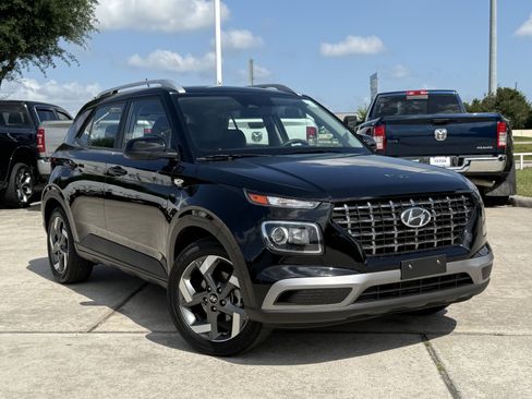 Used 2025 Hyundai Venue SEL FWD image 2