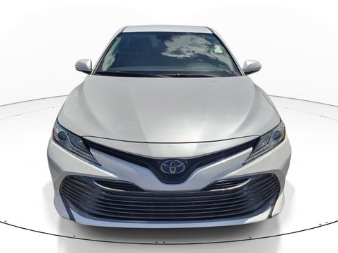 Used 2020 Toyota Camry XLE FWD image 2