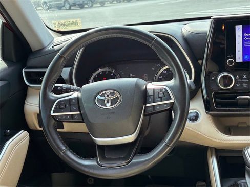 Used 2023 Toyota Highlander XLE image 26