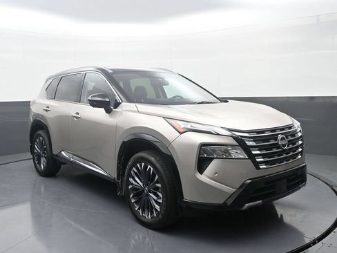 Used 2025 Nissan Rogue Platinum w/ Tech Package AWD/4WD image 3