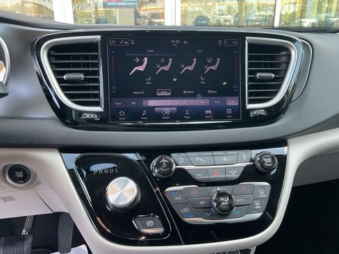 Used 2024 Chrysler Pacifica Touring-L FWD image 22