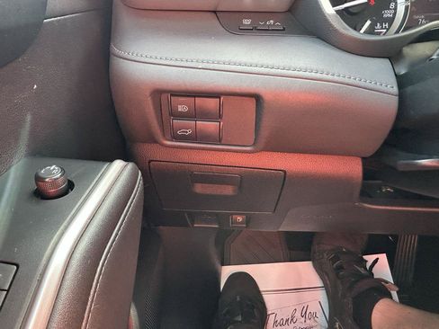 Used 2021 Toyota Highlander XLE AWD/4WD image 29