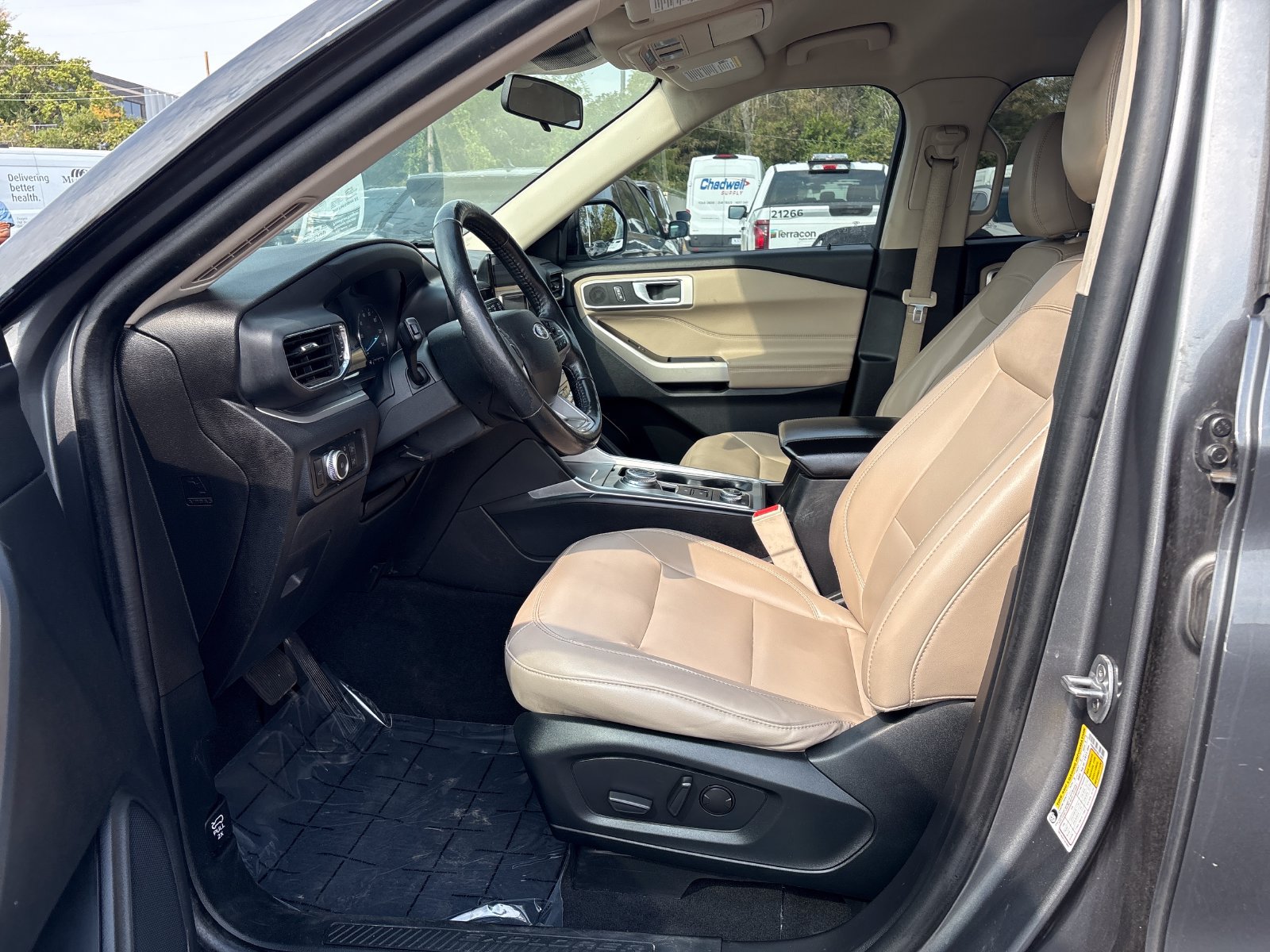 Used 2022 Ford Explorer XLT w/ Equipment Group 202A AWD/4WD image 11