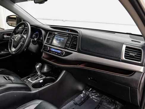 Used 2016 Toyota Highlander XLE FWD image 12