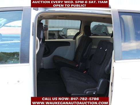 Used 2011 Chrysler Town & Country Touring FWD image 5