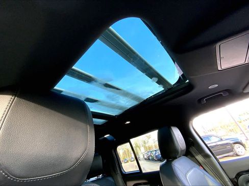 Used 2022 Land Rover Defender 110 X-Dynamic SE image 13