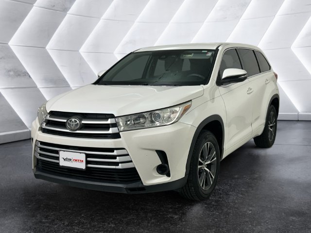 Used 2017 Toyota Highlander LE FWD image 3