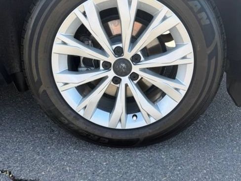 Used 2019 Volkswagen Tiguan SE w/ 3rd Row Seat Package AWD/4WD image 11