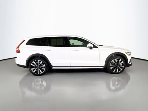 Certified 2024 Volvo V60 B5 Cross Country Ultimate w/ Protection Package Premier AWD/4WD image 8