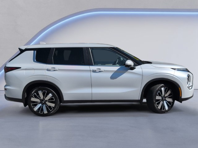 Used 2025 Mitsubishi Outlander SE FWD image 3
