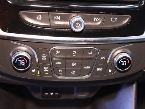 Used 2021 Chevrolet Traverse LT image 29