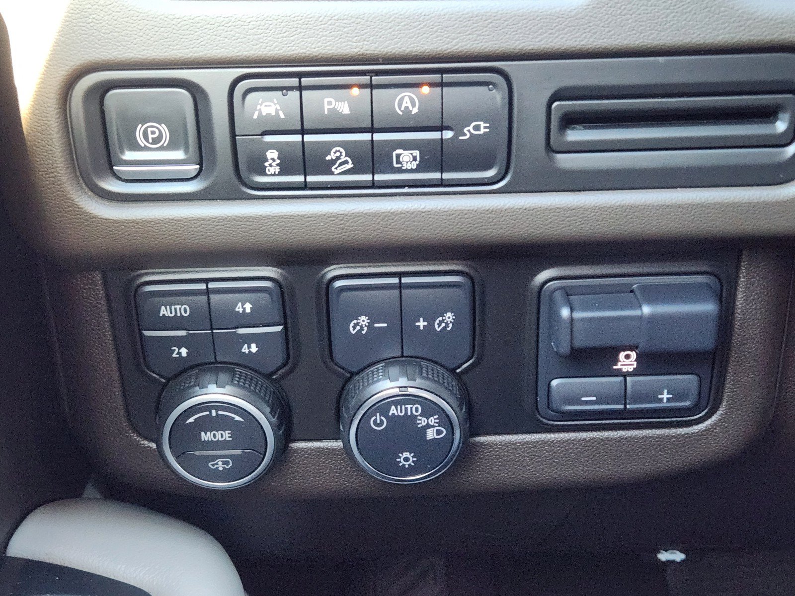 Used 2022 Chevrolet Tahoe Z71 w/ Z71 Off-Road Package AWD/4WD image 19