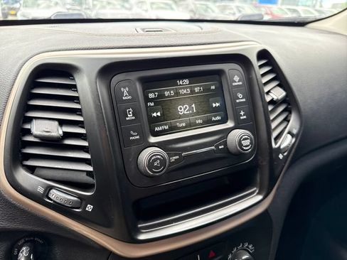 Used 2017 Jeep Cherokee Sport FWD image 22
