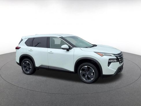 Used 2025 Nissan Rogue SV FWD image 2