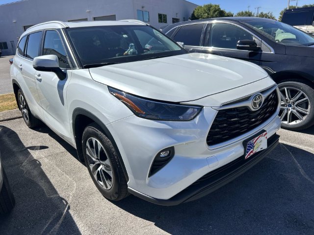 Used 2023 Toyota Highlander XLE AWD/4WD image 3