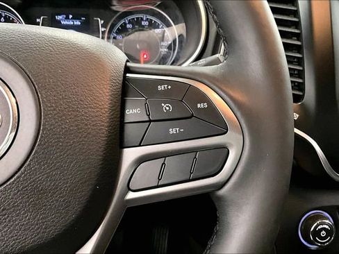Used 2019 Jeep Cherokee Latitude Plus w/ Cold Weather Group AWD/4WD image 27