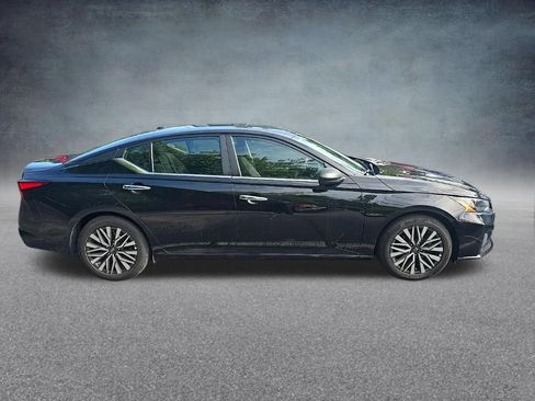 Used 2025 Nissan Altima 2.5 SV FWD image 8