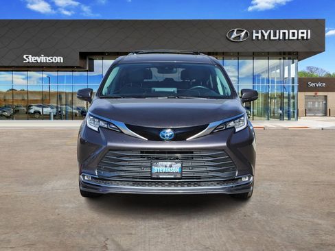 Used 2023 Toyota Sienna Limited image 6